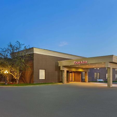 Отель Ramada By Wyndham Фредериктон Экстерьер фото