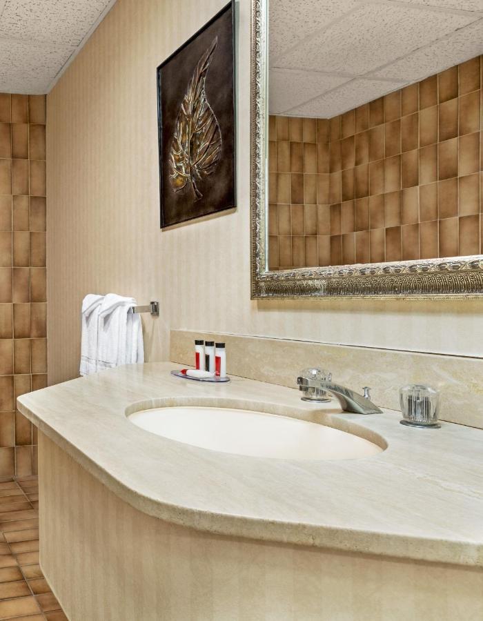 Отель Ramada By Wyndham Фредериктон Экстерьер фото