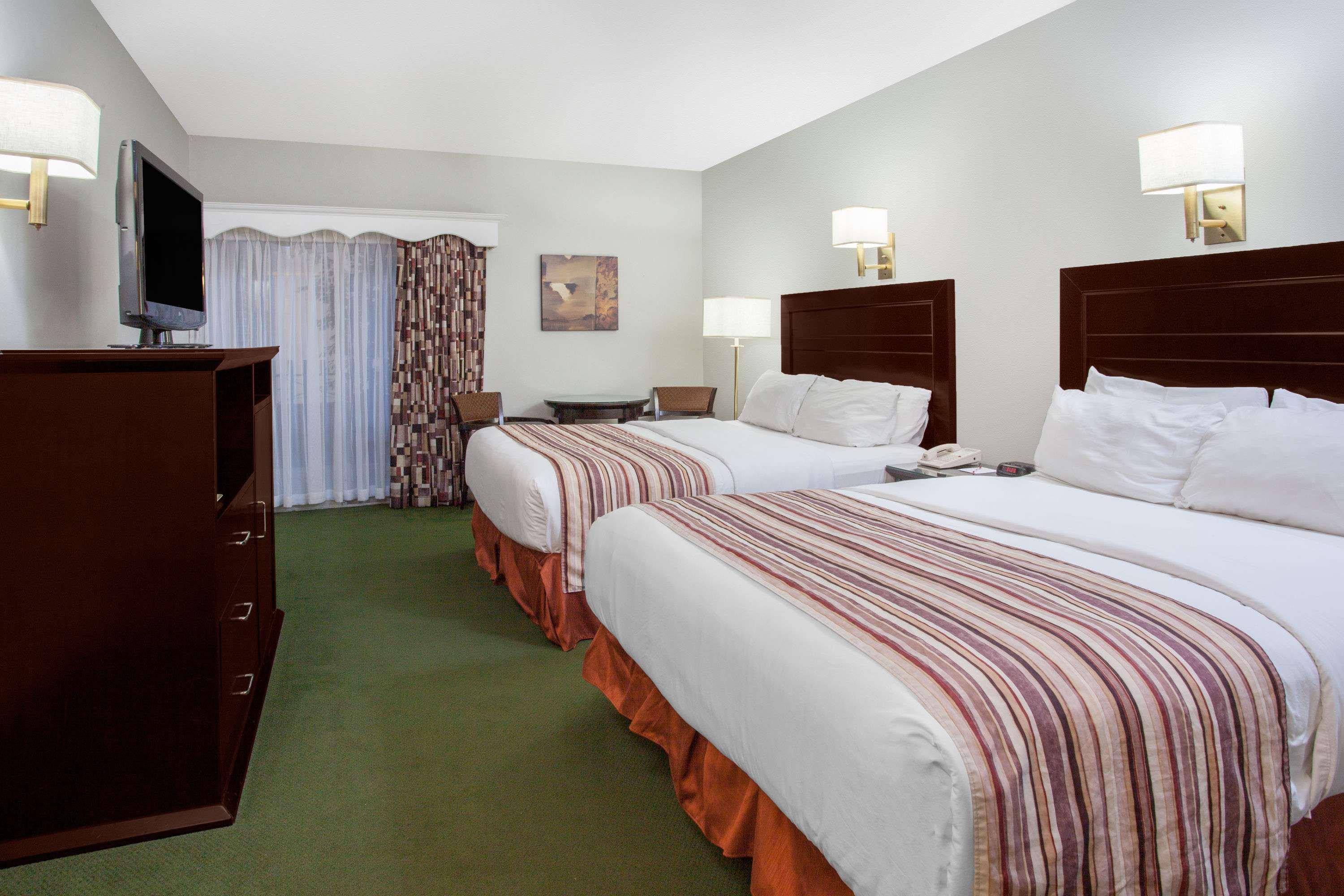 Отель Ramada By Wyndham Фредериктон Экстерьер фото