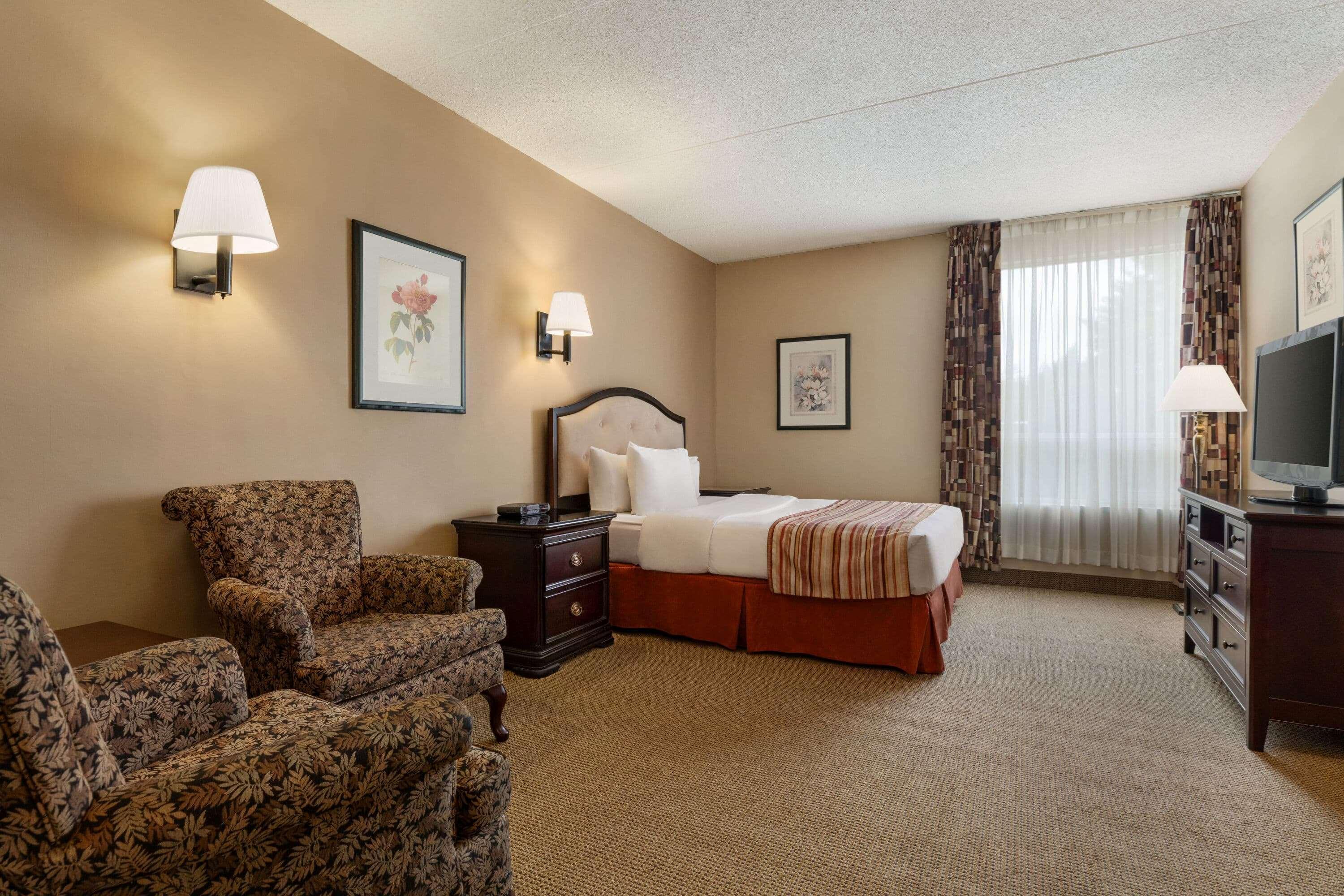 Отель Ramada By Wyndham Фредериктон Экстерьер фото