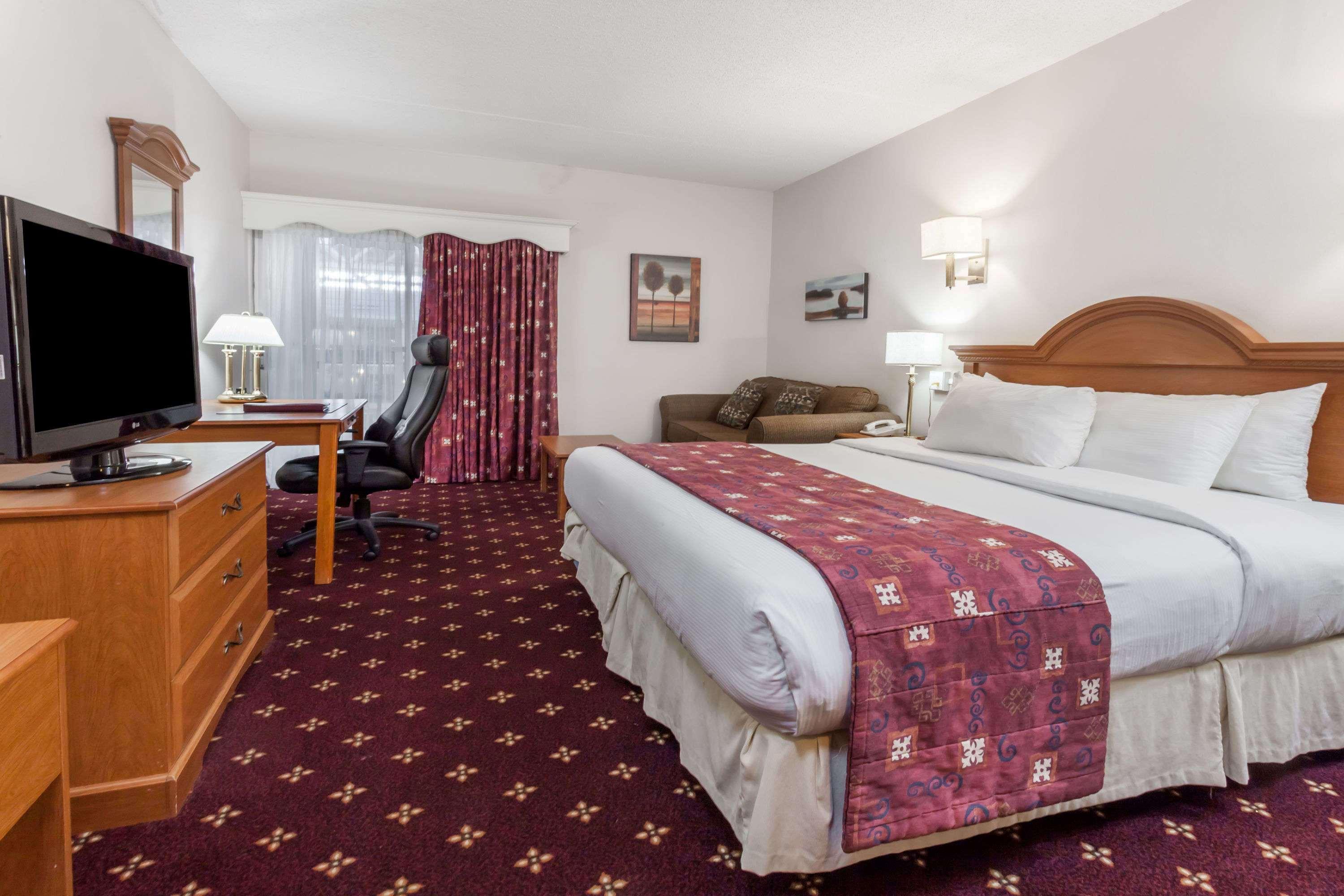 Отель Ramada By Wyndham Фредериктон Экстерьер фото