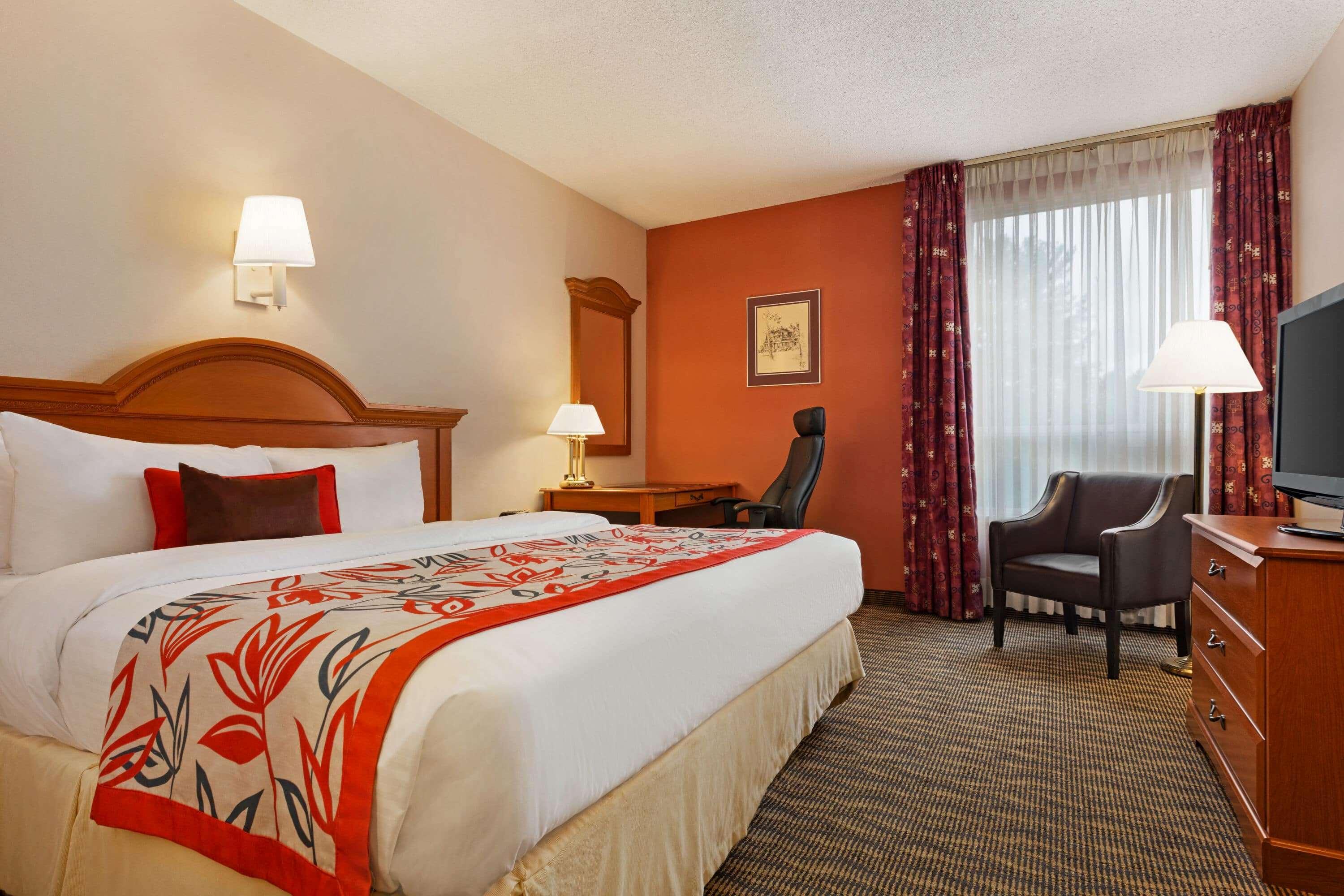 Отель Ramada By Wyndham Фредериктон Экстерьер фото