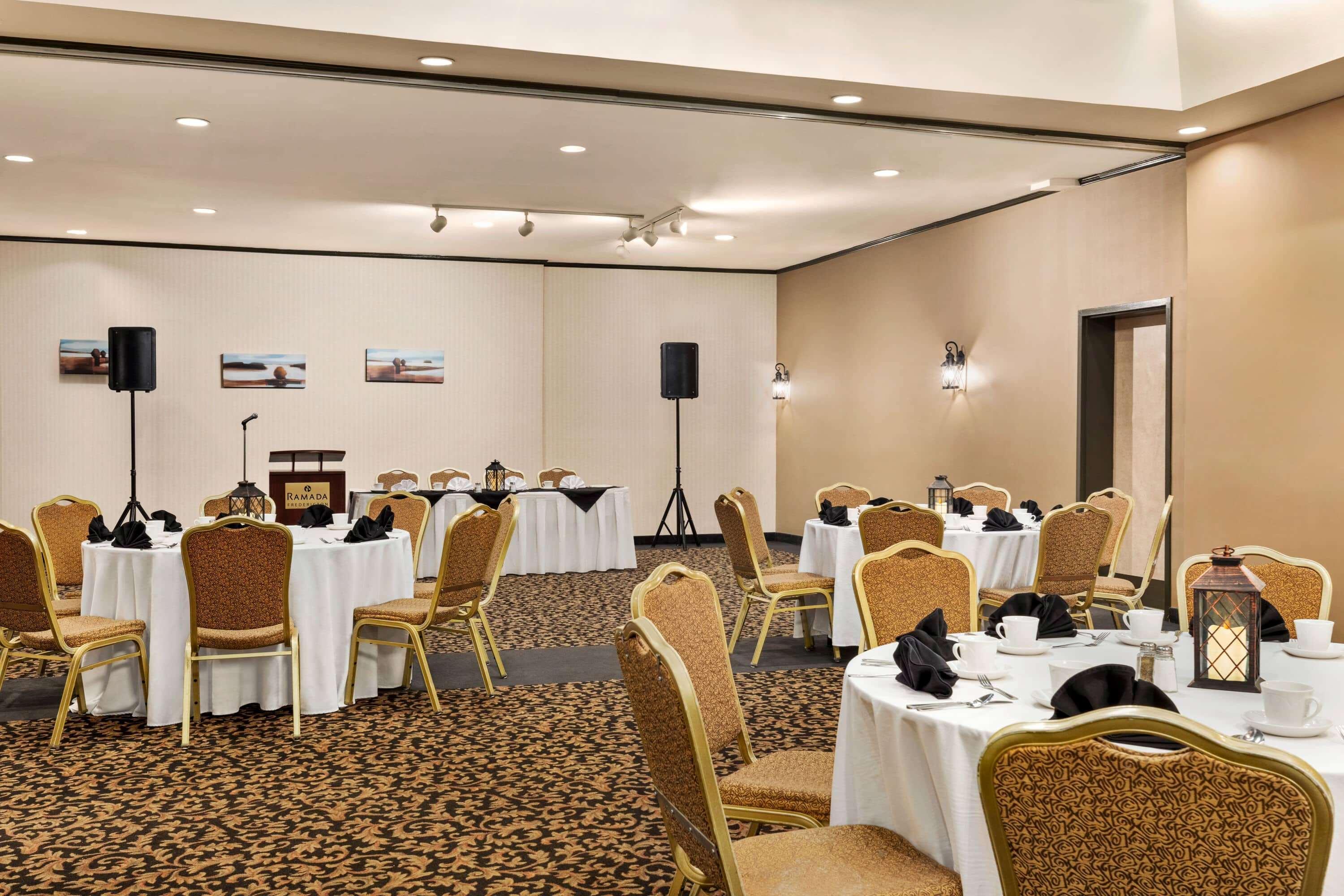 Отель Ramada By Wyndham Фредериктон Экстерьер фото