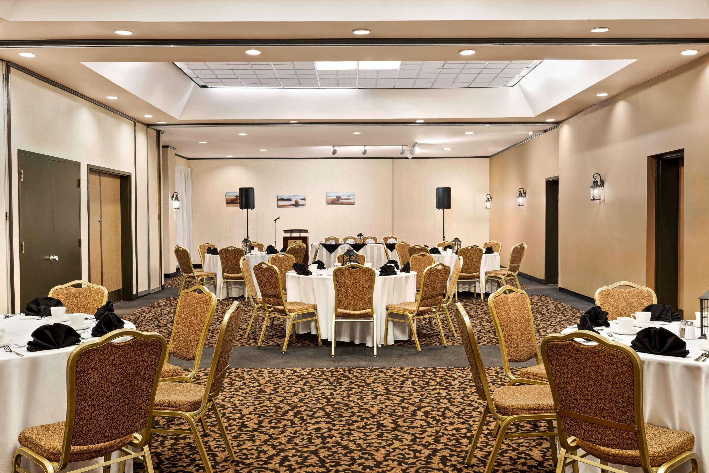 Отель Ramada By Wyndham Фредериктон Экстерьер фото