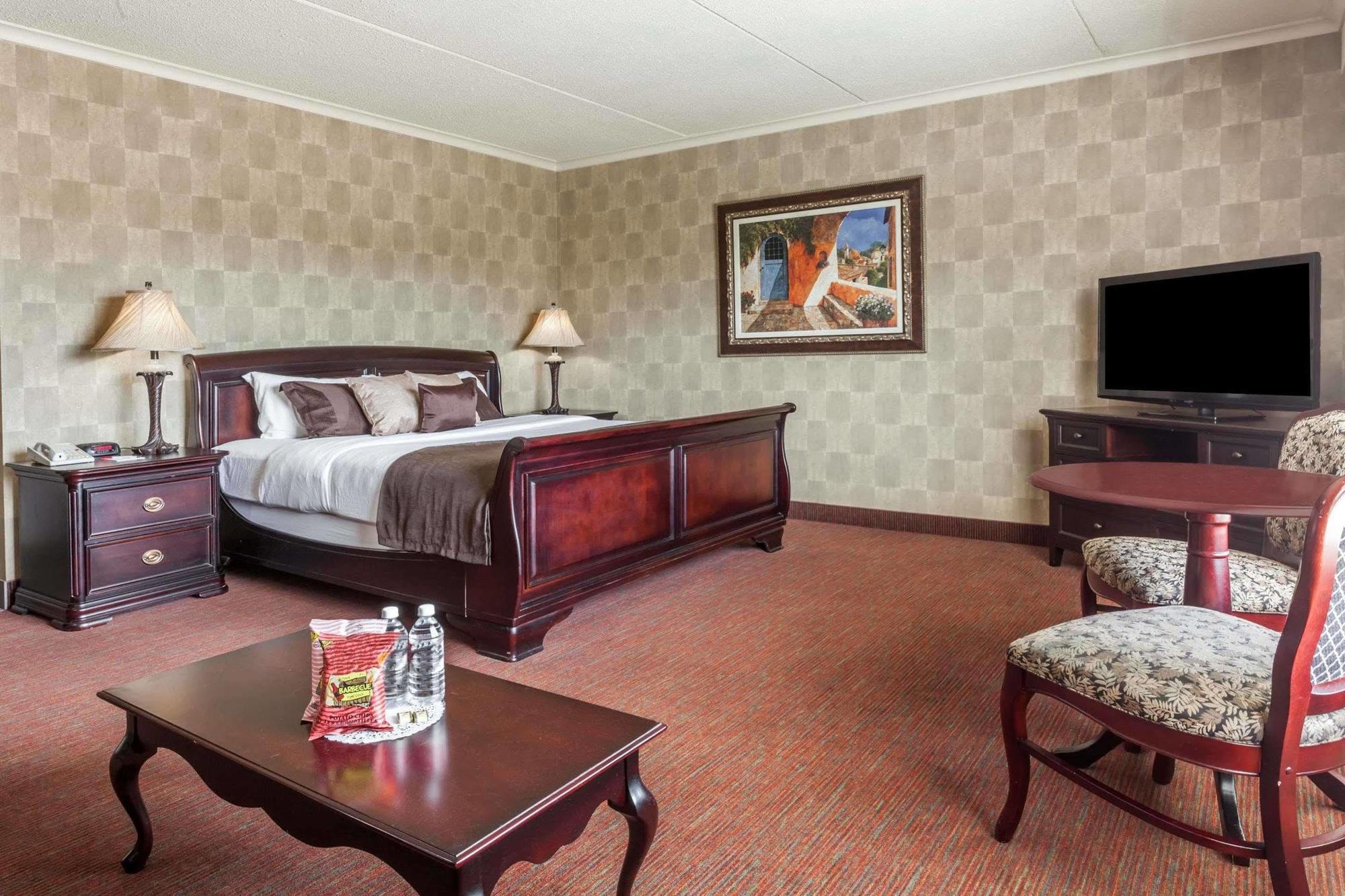 Отель Ramada By Wyndham Фредериктон Экстерьер фото